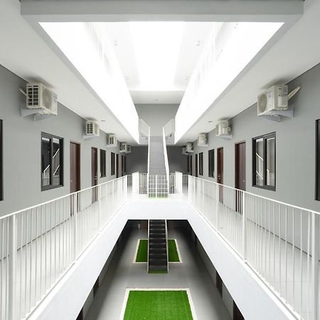 Reddoorz Plus Near Jiexpo Kemayoran Jakarta Exterior photo